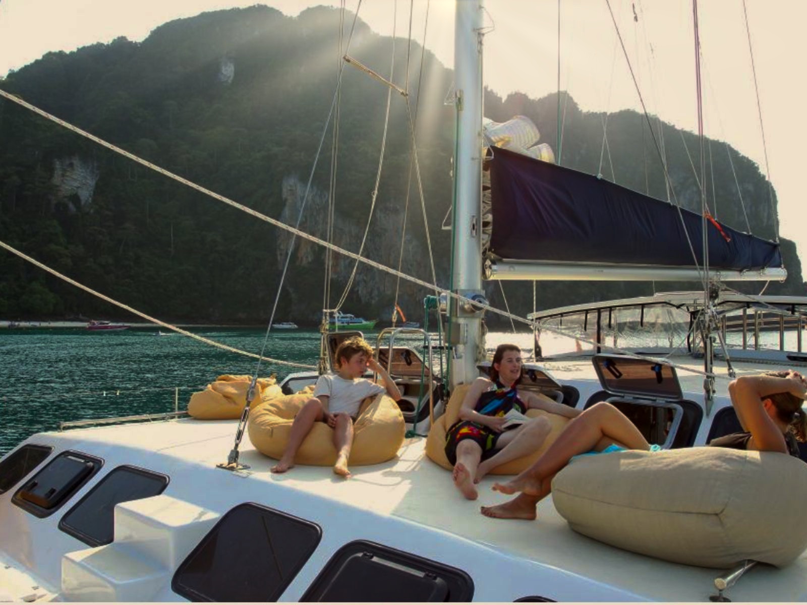 Charter catamaran Cataleya beanbags