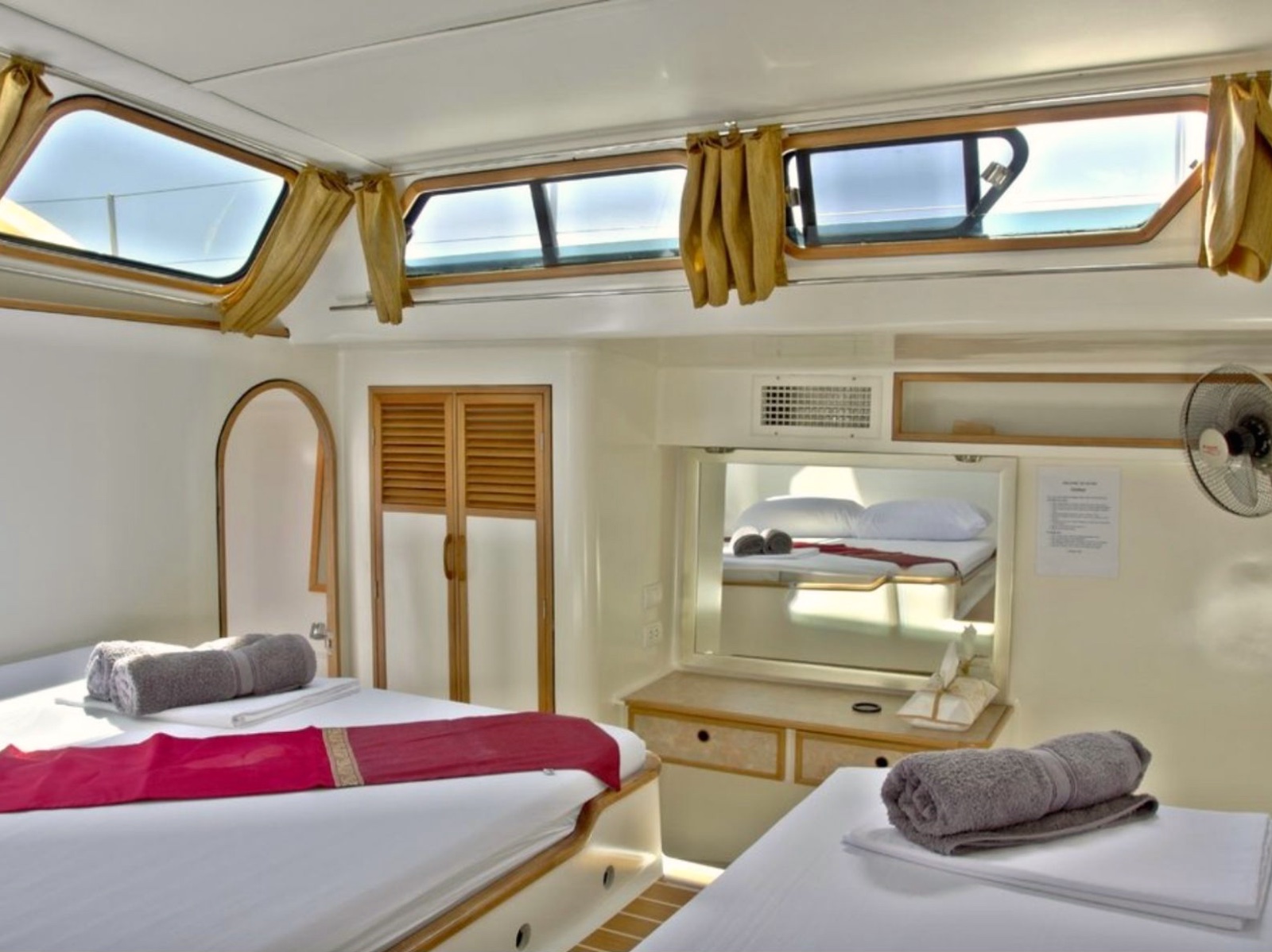 Cruising catamaran cataleya master cabin 