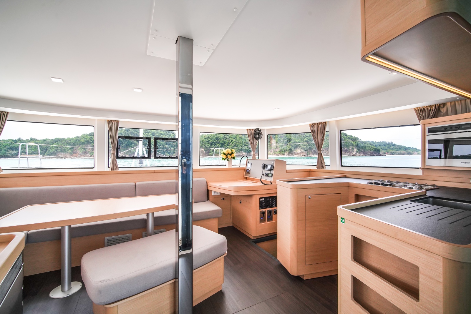 Lagoon 42 saloon